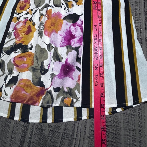 Fig and Flower Multicolor Floral Blouse - Picture 8 of 9